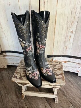 New Dingo Poppy Floral Embroidered Metallic Studded leather Pull On Cowboy Boots